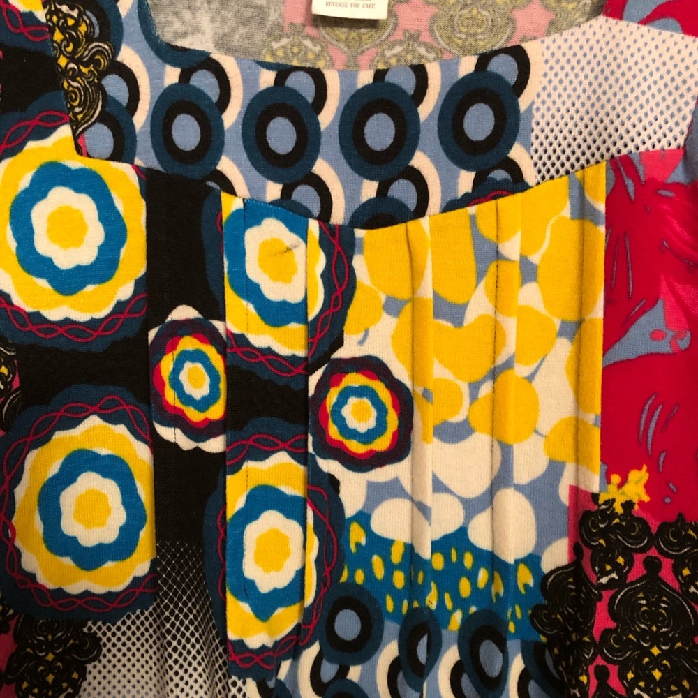 Pyramid Collections L Tunic - Picture 3 of 4